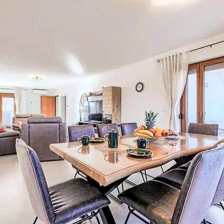 Nyaraló Rubil By Interhome Poreč